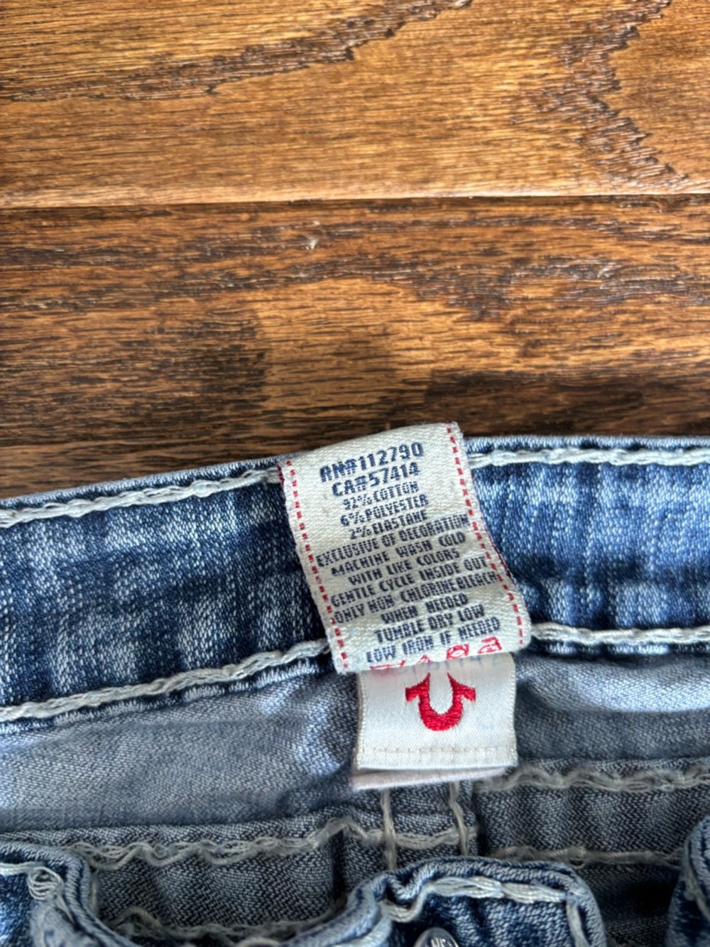 True Religion Women’s Light Wash Boot Cut Jeans with Signature Back Pockets - Picture 4 of 7